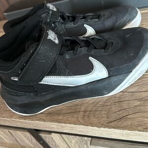 Nike basketball shoes size 5y